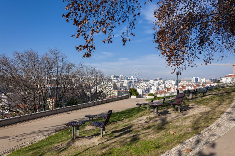 A cidade da skyline de Lisboa do jardim de Torel, em Portugal fotografia de stock A cidade da skyline de Lisboa do jardim de Torel, em Portugal fotografia de stock