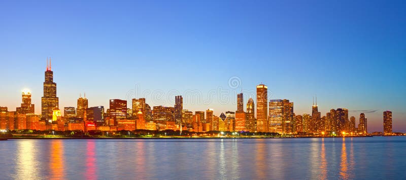 Cidade de Chicago EUA, skyline colorida do panorama do por do sol foto de stock royalty free Cidade de Chicago EUA, skyline colorida do panorama do por do sol foto de stock royalty free