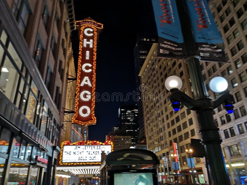 Cidade de Chicago na noite com luzes fotografia de stock royalty free Cidade de Chicago na noite com luzes fotografia de stock royalty free