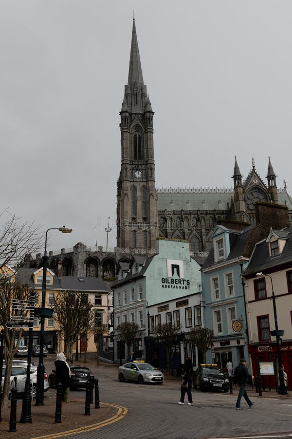 A cidade de Cobh, que se senta em uma ilha no porto dos city’s da cortiça It’s conhecido como o porto do último de Titanic’ fotografia de stock royalty free A cidade de Cobh, que se senta em uma ilha no porto dos city’s da cortiça It’s conhecido como o porto do último de Titanic’ fotografia de stock royalty free