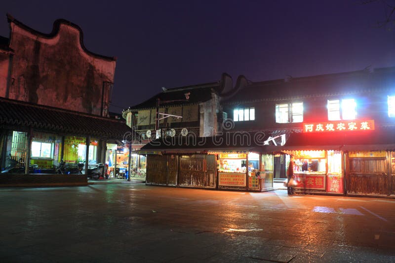 Cidade de Fengjing na noite no outono imagem de stock Cidade de Fengjing na noite no outono imagem de stock