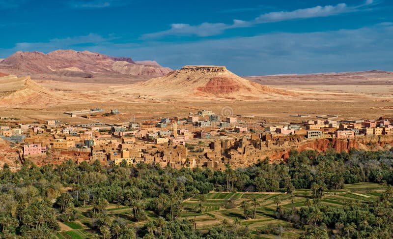 Cidade de Kasbah e oásis em montanhas do atlas, Marrocos
