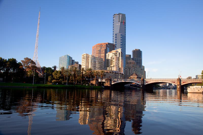Cidade de Melbourne e rio de Yarra no nascer do sol imagens de stock Cidade de Melbourne e rio de Yarra no nascer do sol imagens de stock