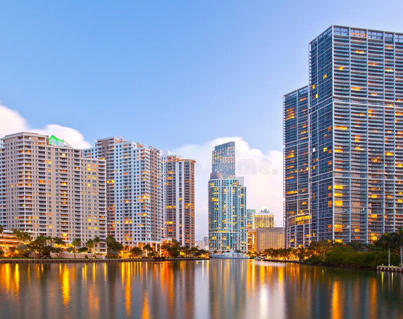 Cidade de Miami Florida, skyline da noite imagens de stock Cidade de Miami Florida, skyline da noite imagens de stock
