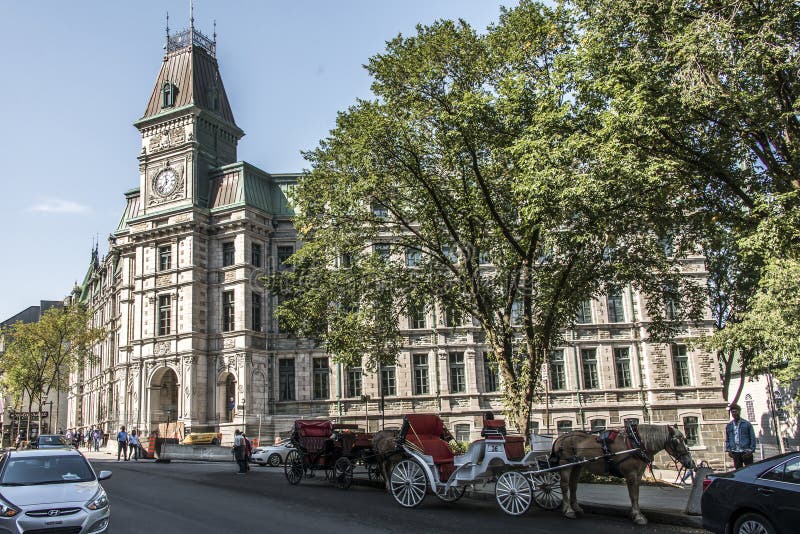 Cidade de Quebec Canadá 13 09 2017 transportes puxados a cavalo na frente da torre de pulso de disparo que constrói a herança his imagens de stock Cidade de Quebec Canadá 13 09 2017 transportes puxados a cavalo na frente da torre de pulso de disparo que constrói a herança his imagens de stock