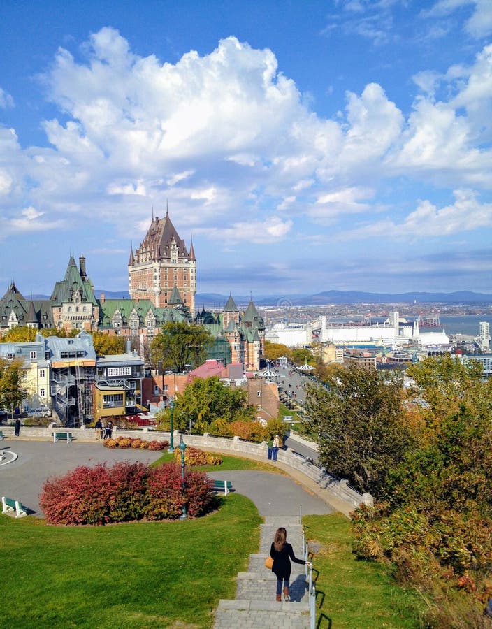 Cidade de Quebec, Quebeque - 12 de outubro de 2013: Um turista novo começa fotos de stock royalty free Cidade de Quebec, Quebeque - 12 de outubro de 2013: Um turista novo começa fotos de stock royalty free