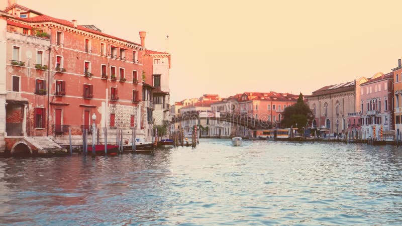 Cidade de Veneza ao pôr do sol, vista do barco, Veneza, Itália