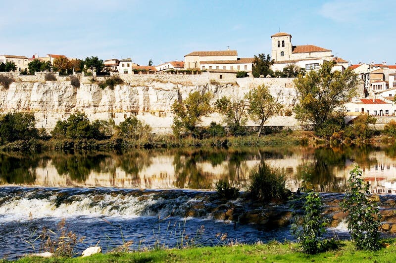 A Cidade De Zamora Da Ponte De Pedra Sobre O Rio Douro Castile E Leon