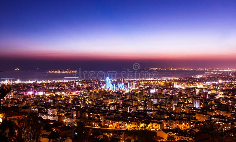 Cidade do centro com tom do por do sol, Turquia de Istambul da vista aérea foto de stock Cidade do centro com tom do por do sol, Turquia de Istambul da vista aérea foto de stock