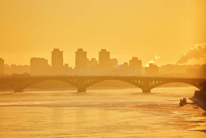 Cidade do inverno de Kiev na noite no rio imagem de stock Cidade do inverno de Kiev na noite no rio imagem de stock