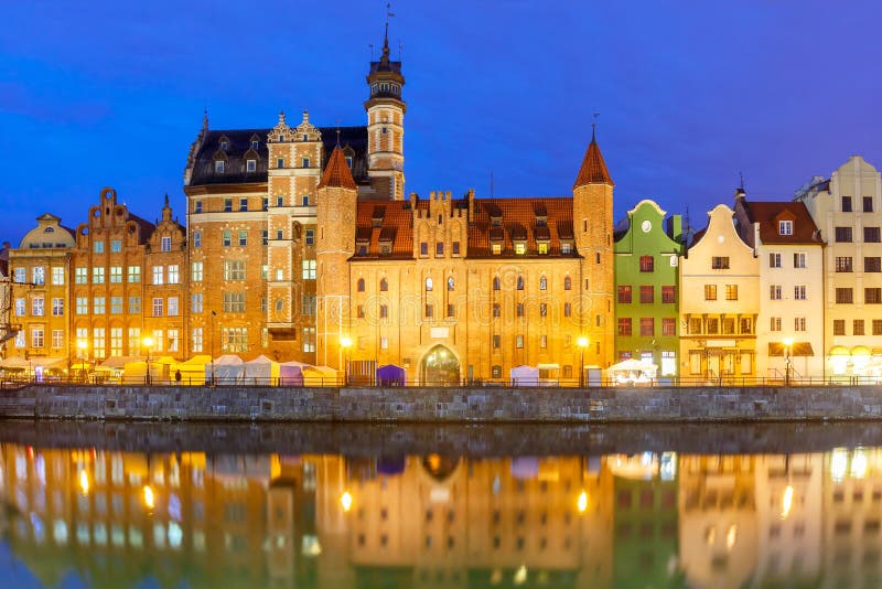 Cidade e rio velhos de Motlawa em Gdansk, Polônia fotos de stock Cidade e rio velhos de Motlawa em Gdansk, Polônia fotos de stock