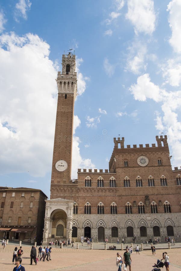 Siena Itália. 18 De Maio De 2018. Corrida De Carros Antigos Pelas Ruas Da  Cidade De Siena. Coleção De Automóveis Imagem de Stock Editorial - Imagem  de homem, automotriz: 177527534