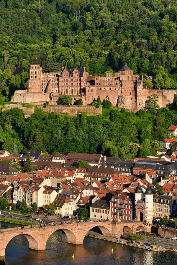 A Cidade Histórica De Heidelberg Com O Castelo, O Antigo Colar Do Rio Da  Ponte E a Ponte. Alemanha Imagem de Stock - Imagem de velho, pedra:  227925775