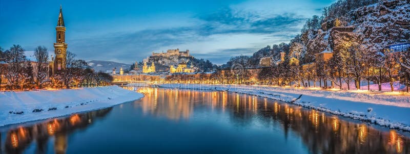 Cidade histórica bonita de Salzburg no inverno na noite, Áustria fotografia de stock royalty free Cidade histórica bonita de Salzburg no inverno na noite, Áustria fotografia de stock royalty free