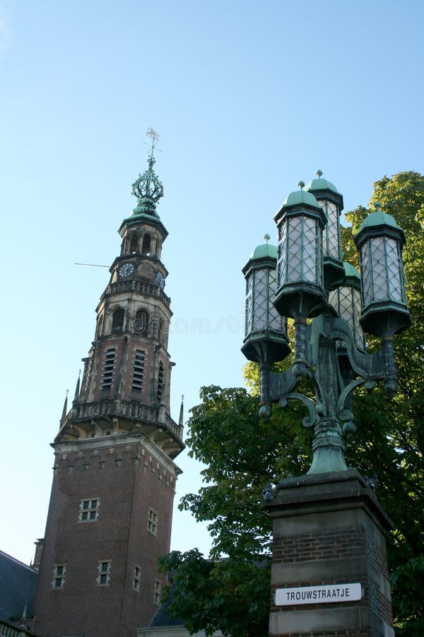 A cidade holandesa de Leiden foto de stock
