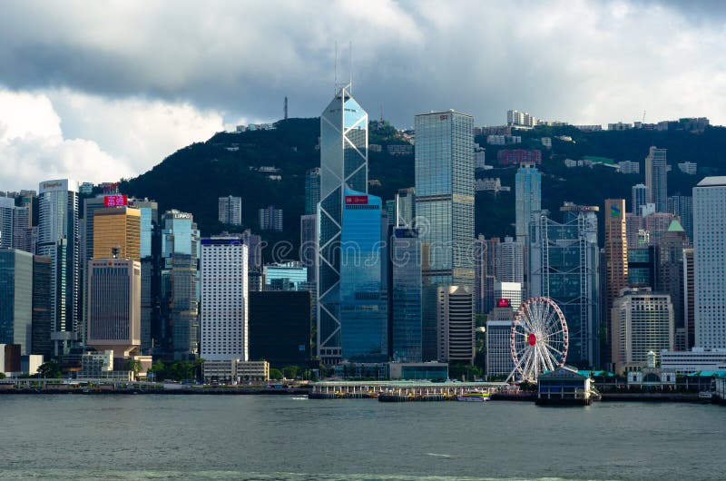 CIDADE HONG KONG DE HABOUR, O 8 DE JUNHO DE 2019: Skyline bonita do cenário do tempo do dia da cidade de Hong Kong de Tsim ela ca fotos de stock CIDADE HONG KONG DE HABOUR, O 8 DE JUNHO DE 2019: Skyline bonita do cenário do tempo do dia da cidade de Hong Kong de Tsim ela ca fotos de stock