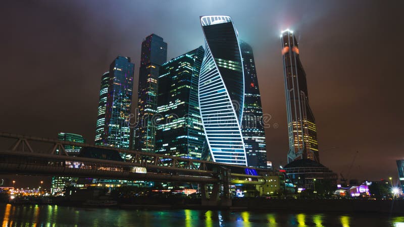 Cidade internacional do centro de negócios dos arranha-céus no hyperlapse do timelapse da noite, Moscou, Rússia