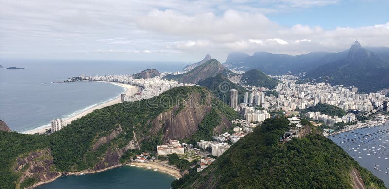 Cidade montanhosa de praia do brasil fotografia de stock royalty free