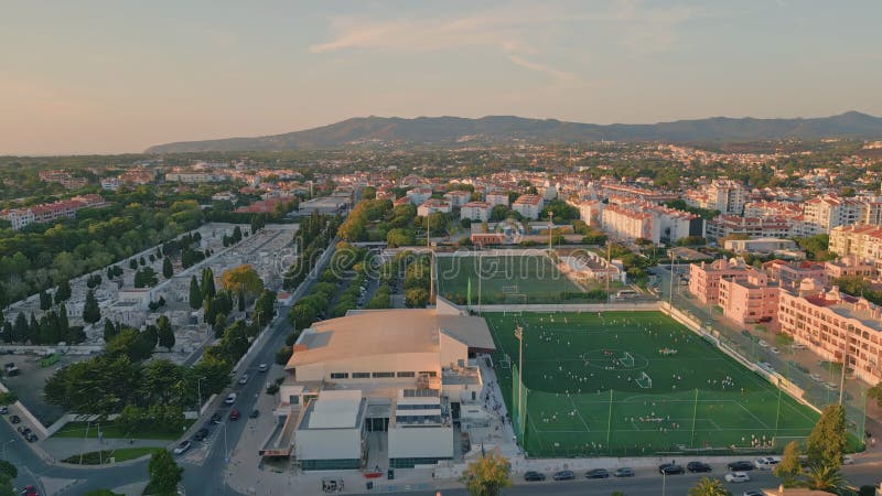 Cidade pequena e tranquila de drone com um belo estádio de futebol verde. distritos urbanos