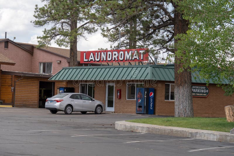 CIDADE UTÁ DA GARGANTA DE BRYCE: A lavagem automática na pensão de Best Western do rubi em Bryce Canyon National Park permite a v imagens de stock CIDADE UTÁ DA GARGANTA DE BRYCE: A lavagem automática na pensão de Best Western do rubi em Bryce Canyon National Park permite a v imagens de stock