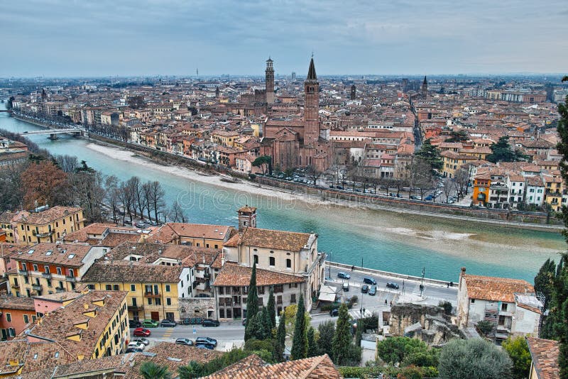 Cidade velha cênico Verona no rio de Adige fotografia de stock Cidade velha cênico Verona no rio de Adige fotografia de stock