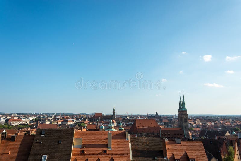 Cidade velha de Nuremberg com céu azul imagem de stock royalty free Cidade velha de Nuremberg com céu azul imagem de stock royalty free
