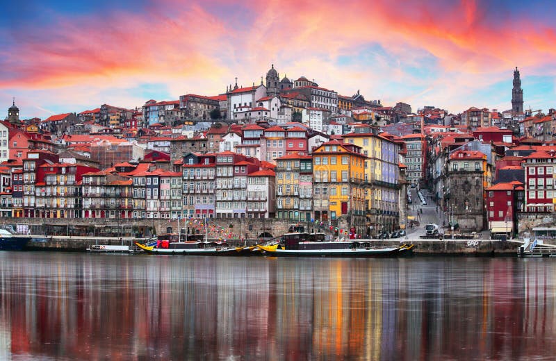 Cidade velha de Porto, Portugal no rio de Douro Panorama do Porto imagens de stock royalty free Cidade velha de Porto, Portugal no rio de Douro Panorama do Porto imagens de stock royalty free