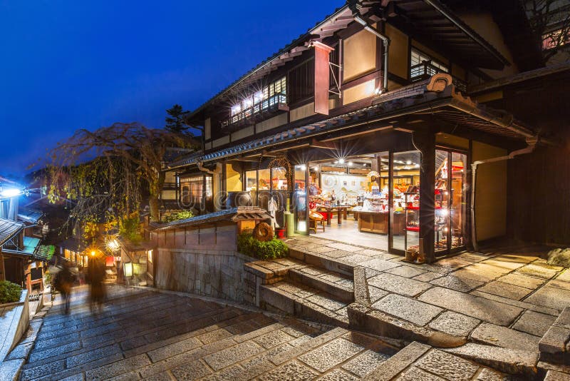 Cidade velha japonesa no distrito de Higashiyama de Kyoto