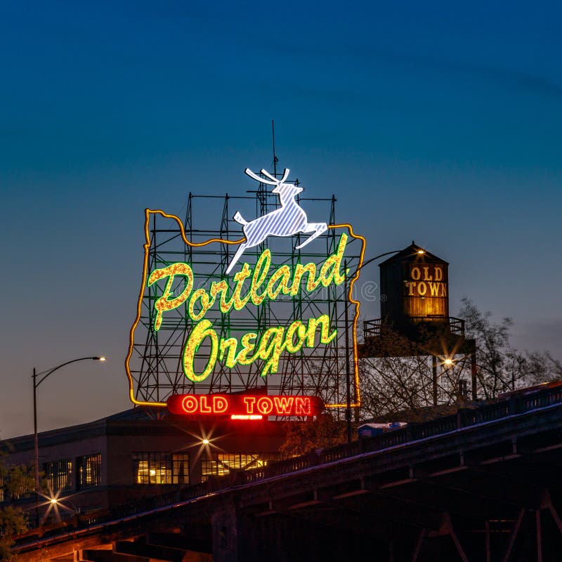A cidade velha Portland Oregon de néon assina dentro Portland, Oregon