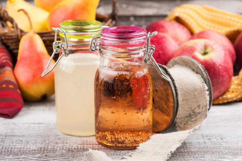 Cidre fait maison de poire de pomme image libre de droits Cidre fait maison de poire de pomme image libre de droits