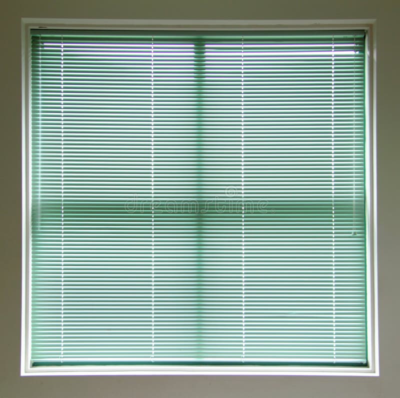 Ciechi di finestra verdi immagini stock libere da diritti Ciechi di finestra verdi immagini stock libere da diritti