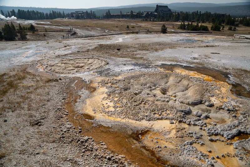 Ciekawe faktury i kolory Anemone Geyser, gorąca wiosna w Kotlinie Górnego Geysera, Park Narodowy Yellowstone, Wyoming obraz royalty free