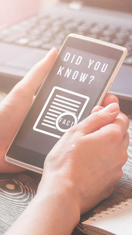 Ciekawy fact pojęcie Tekst TY ZNAŁEŚ na smartphone ekranie Opowieści pokrywa obraz stock Ciekawy fact pojęcie Tekst TY ZNAŁEŚ na smartphone ekranie Opowieści pokrywa obraz stock