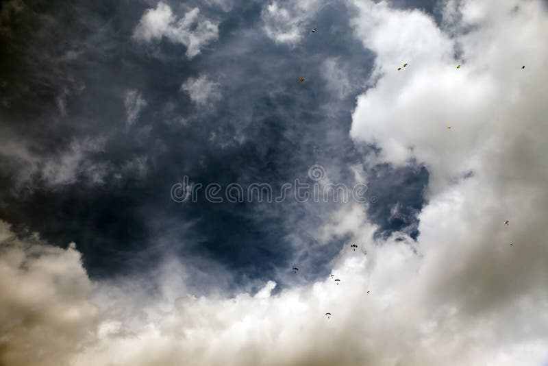 Ciel avec des skydivers