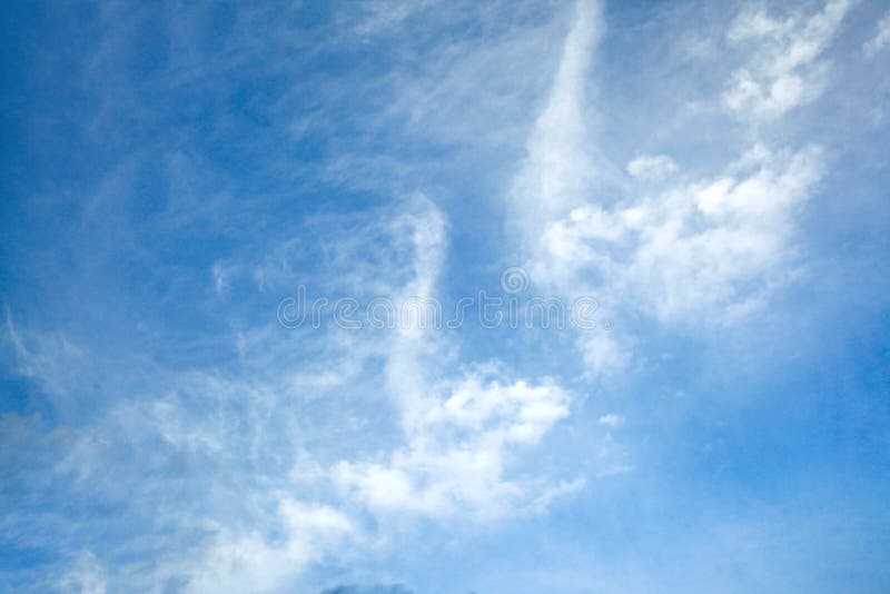 Ciel bleu avec de beaux nuages blancs naturels photos stock