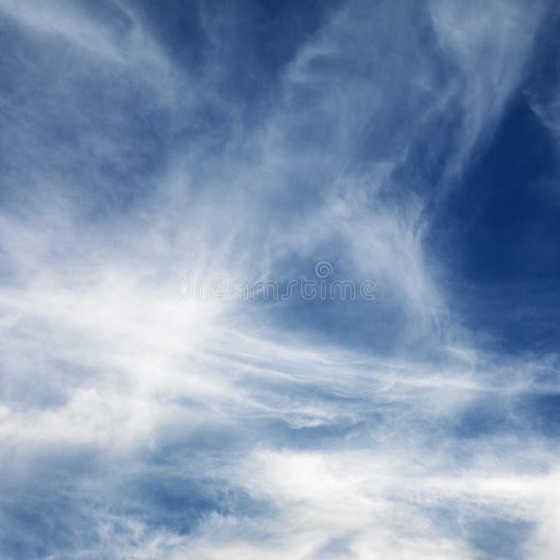Ciel bleu avec des nuages. photographie stock libre de droits Ciel bleu avec des nuages. photographie stock libre de droits