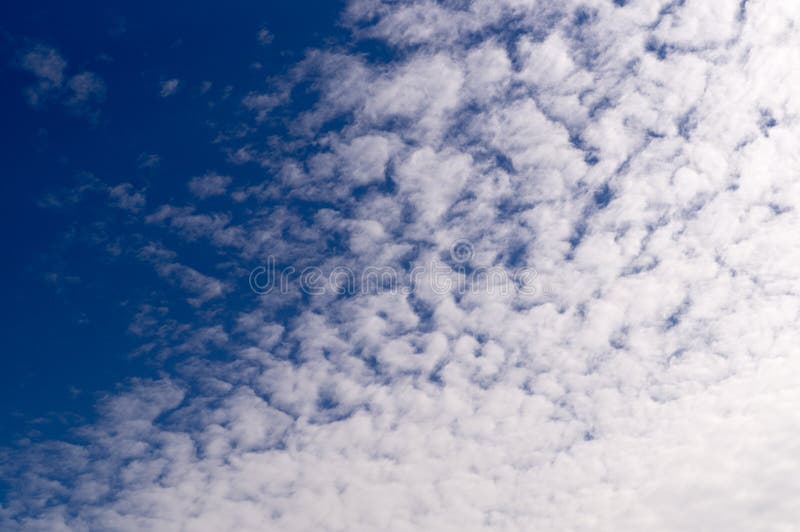 Ciel bleu avec des nuages, cumulus d'irrus de de Ñ, fond, nature photo libre de droits Ciel bleu avec des nuages, cumulus d'irrus de de Ñ, fond, nature photo libre de droits