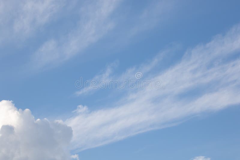 Ciel bleu avec des nuages en ?t? images libres de droits Ciel bleu avec des nuages en ?t? images libres de droits
