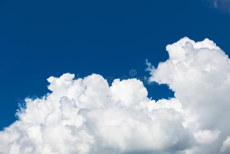 Ciel bleu avec le nuage photos libres de droits Ciel bleu avec le nuage photos libres de droits