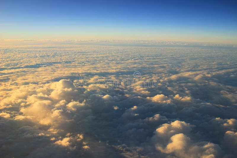 ciel bleu avec le plan rapproché et la lumière du soleil de nuage images libres de droits ciel bleu avec le plan rapproché et la lumière du soleil de nuage images libres de droits