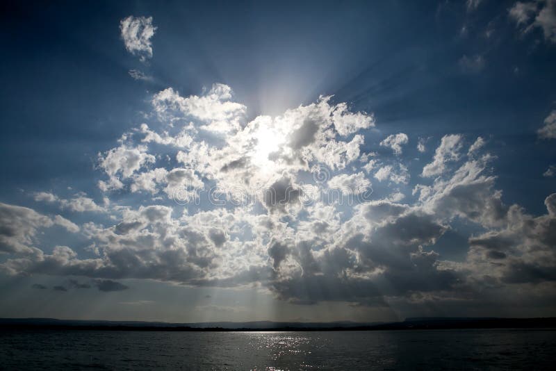 Ciel bleu avec le soleil et les nuages excessifs photo libre de droits Ciel bleu avec le soleil et les nuages excessifs photo libre de droits