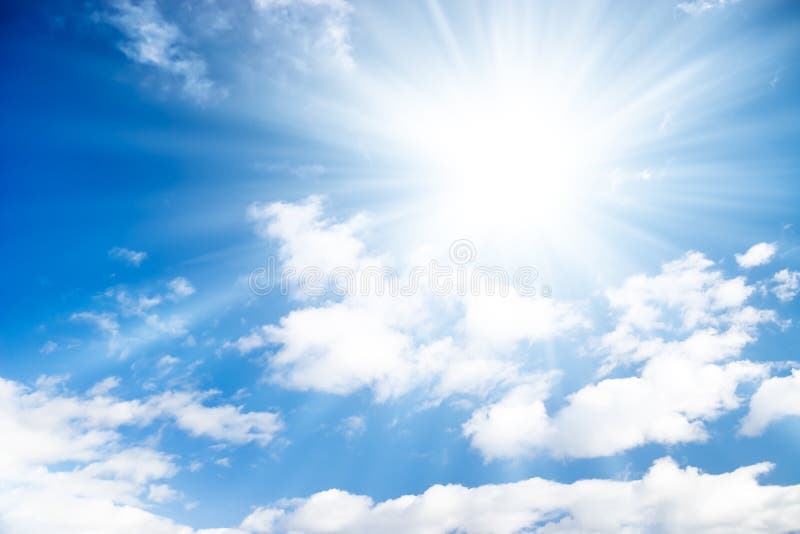 Ciel bleu avec le soleil lumineux
