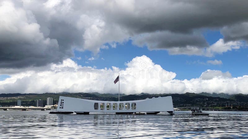 Ciel bleu avec les nuages foncés autour du mémorial d'USS Arizona dans Pearl Harbor en Hawaï images stock Ciel bleu avec les nuages foncés autour du mémorial d'USS Arizona dans Pearl Harbor en Hawaï images stock