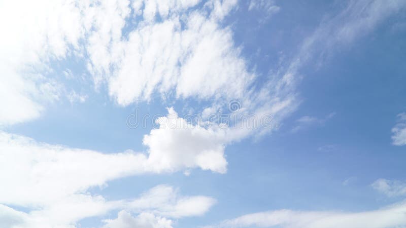 Ciel bleu clair avec un certain nuage photos libres de droits Ciel bleu clair avec un certain nuage photos libres de droits