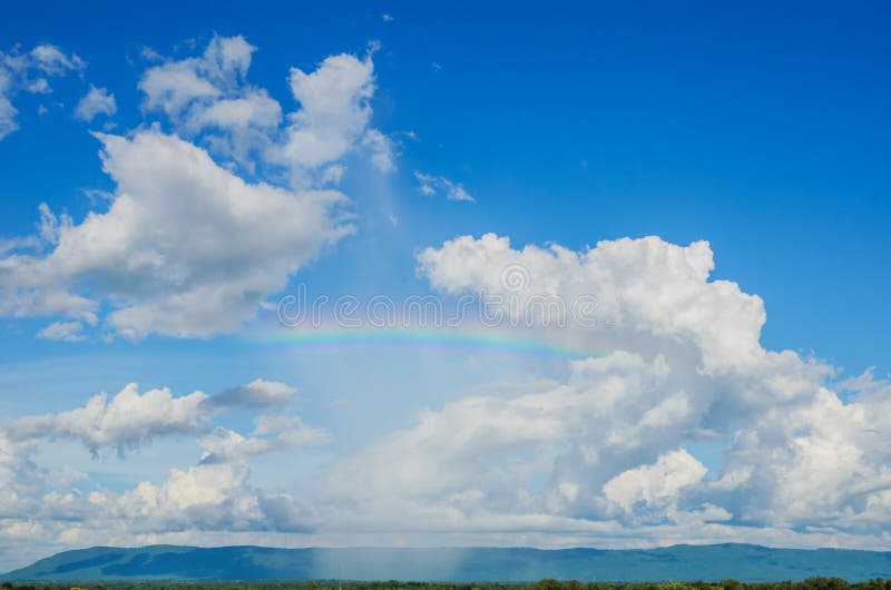 Ciel Bleu Et Arc-en-ciel Sur La Montagne Photo stock - Image du fond ...