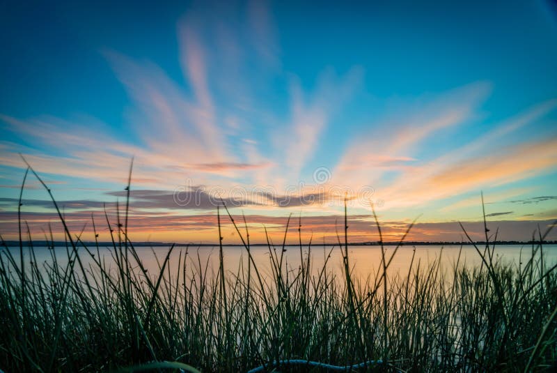 Ciel bleu et coucher du soleil orange au-dessus d'un lac dans l'Australie photo libre de droits Ciel bleu et coucher du soleil orange au-dessus d'un lac dans l'Australie photo libre de droits