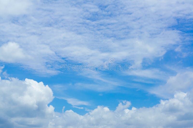Ciel bleu et nuages photographie stock libre de droits Ciel bleu et nuages photographie stock libre de droits