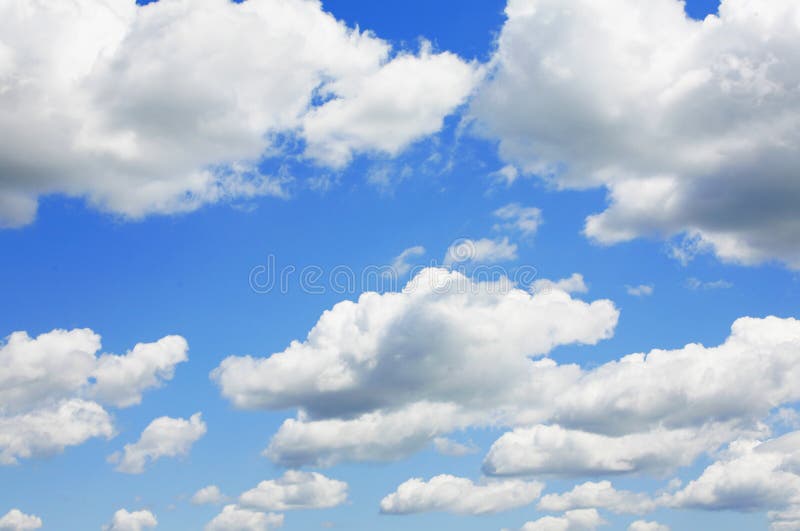 Ciel bleu et nuages gonflés