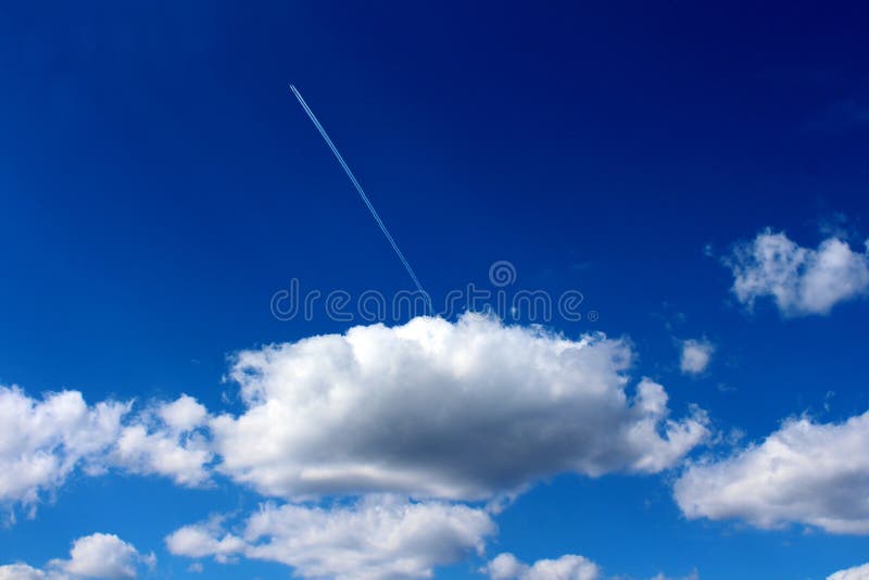 Ciel bleu nuageux avec le grand nuage gris-foncé blanc et deux les traînées blanches d'avion allant à partir de lui ressemblant a photographie stock Ciel bleu nuageux avec le grand nuage gris-foncé blanc et deux les traînées blanches d'avion allant à partir de lui ressemblant a photographie stock