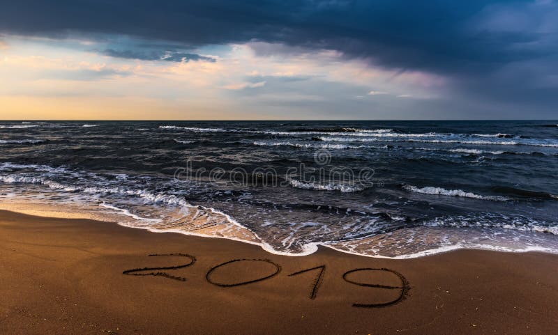 Ciel coloré étonnant au-dessus de mer, plage vide image libre de droits Ciel coloré étonnant au-dessus de mer, plage vide image libre de droits